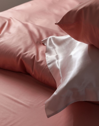 Šilkiniai pagalvėlių užvalkalai: Paslėptos grožio paslaptys tavo plaukams ir veido odai