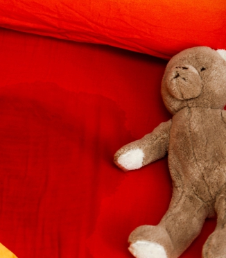 Enurezė: kada tai normalu, kada reikia gydytojo — ir kaip išsaugoti čiužinį nepažeistą