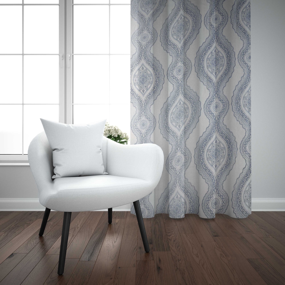 Dieninės užuolaidos „Trellis“. Užuolaidos, 140x260 cm. Elegantiška šviesiai mėlyna užuolaida su detaliu tamsiai mėlynu ornamento raštu