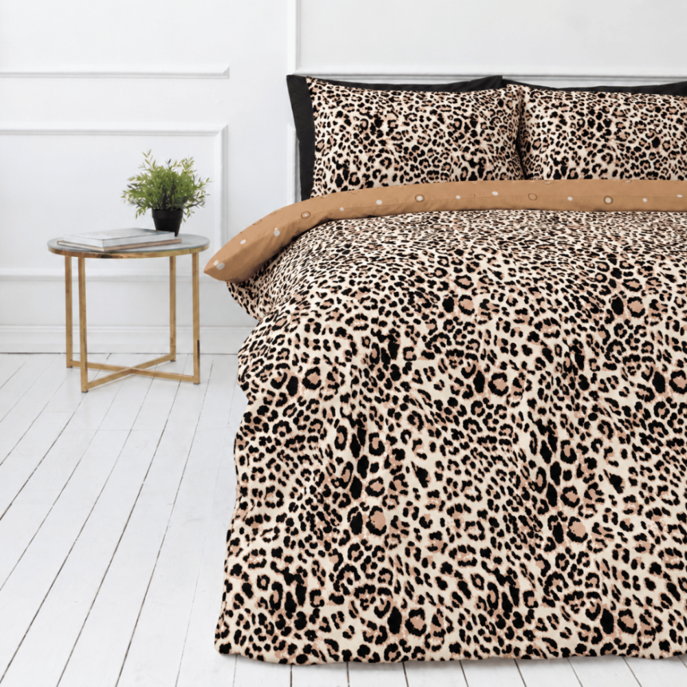Dvigulė patalynė „Roar“. Flanelinė patalynė, 200x200 cm, 200x220 cm. Smėlio spalvos patalynė su ryškiu juodu ir rusvu leopardo raštu.