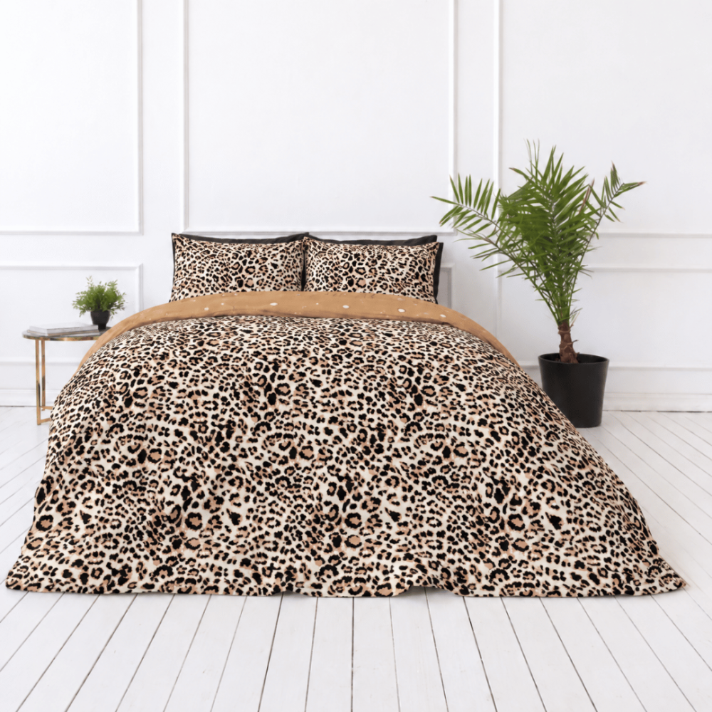 Dvigulė patalynė „Roar“. Flanelinė patalynė, 200x200 cm, 200x220 cm. Leopardo dizaino patalynė su rusva puse, dekoruota baltais apskritimais.