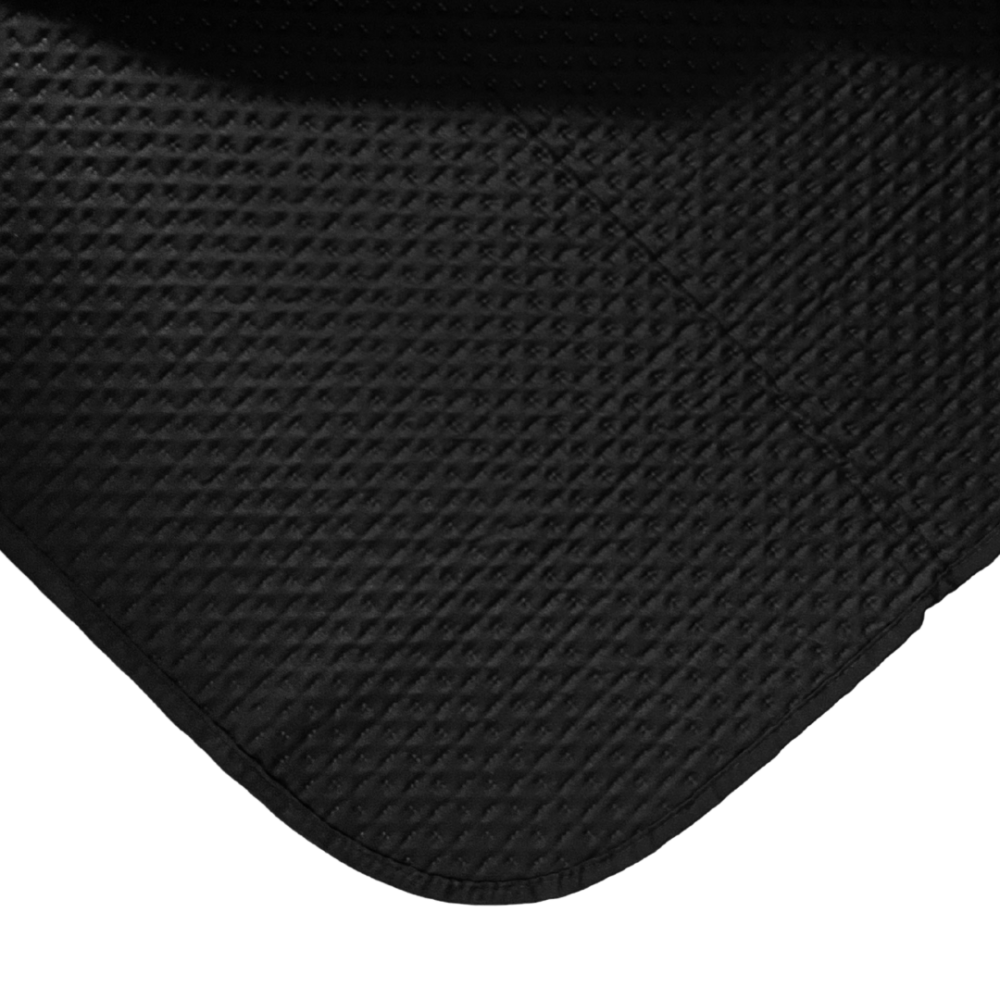 Dvipusė lovatiesė „Black trapuntino Bedspread“. Pledai, 170x250 cm, 200x250 cm. Lovatiesės juodoji pusė pabrėžia minimalistinį prabangos įspūdį, pilkos spalvos atvirkštinė pusė – jaukumą ir šviesą. Dvipusė lovatiesė „Black trapuntino Bedspread“. Pledai, 170x250 cm, 200x250 cm. Lovatiesės juodoji pusė pabrėžia minimalistinį prabangos įspūdį, pilkos spalvos atvirkštinė pusė – jaukumą ir šviesą.