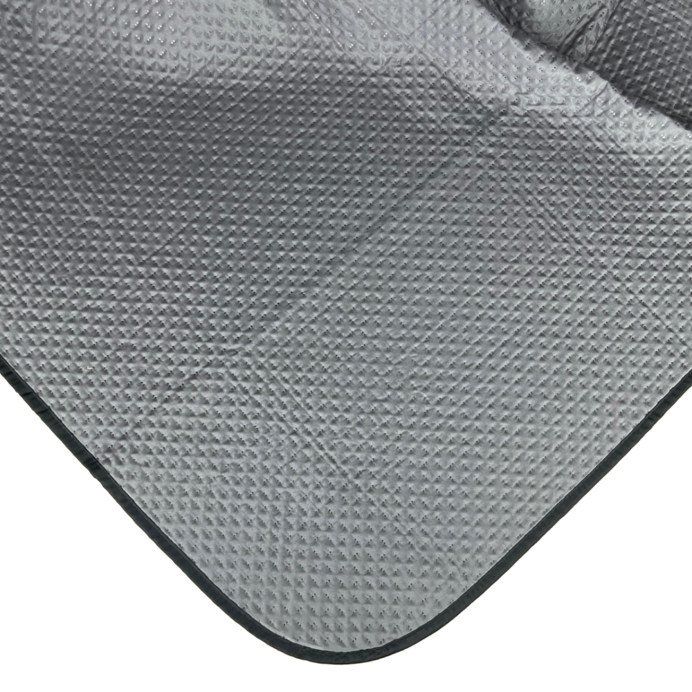 Dvipusė lovatiesė „Black trapuntino Bedspread“. Pledai, 170x250 cm, 200x250 cm. Užklota ant lovos, lovatiesė sukuria modernų kontrastą ir vientisą interjero akcentą Dvipusė lovatiesė „Black trapuntino Bedspread“. Pledai, 170x250 cm, 200x250 cm. Užklota ant lovos, lovatiesė sukuria modernų kontrastą ir vientisą interjero akcentą