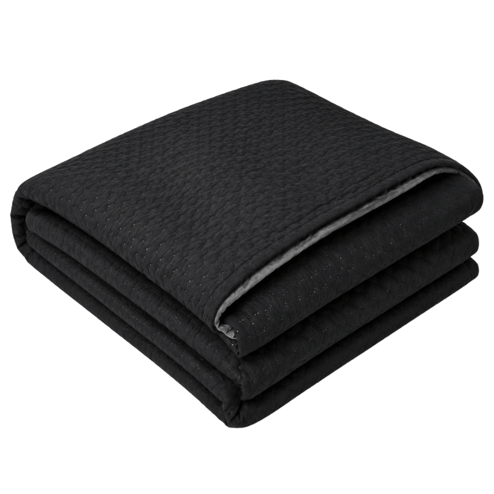 Dvipusė lovatiesė „Black trapuntino Bedspread“. Pledai, 170x250 cm, 200x250 cm. Juodos ir pilkos dvipusės lovatiesės paviršius dekoruotas subtiliu gilių stačiakampių raštu. Dvipusė lovatiesė „Black trapuntino Bedspread“. Pledai, 170x250 cm, 200x250 cm. Juodos ir pilkos dvipusės lovatiesės paviršius dekoruotas subtiliu gilių stačiakampių raštu.