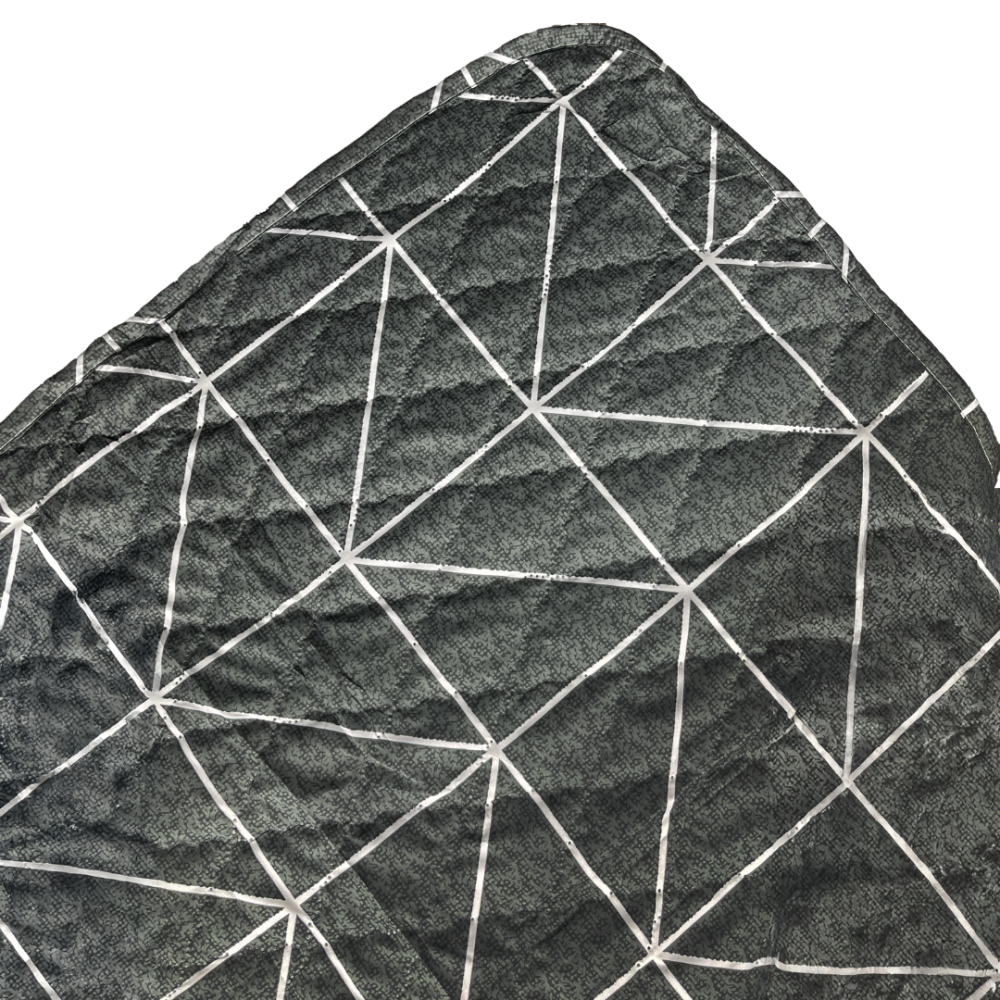 Lovatiesė „Geometric Charm“. Pledai, 195x225 cm. Detalus lovatiesės audinio vaizdas, kuriame matosi tamsiai pilka spalva ir baltos linijos, sudarančios išskirtinį geometrinį raštą.