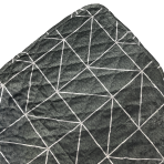 Lovatiesė „Geometric Charm“. Pledai, 195x225 cm. Detalus lovatiesės audinio vaizdas, kuriame matosi tamsiai pilka spalva ir baltos linijos, sudarančios išskirtinį geometrinį raštą.