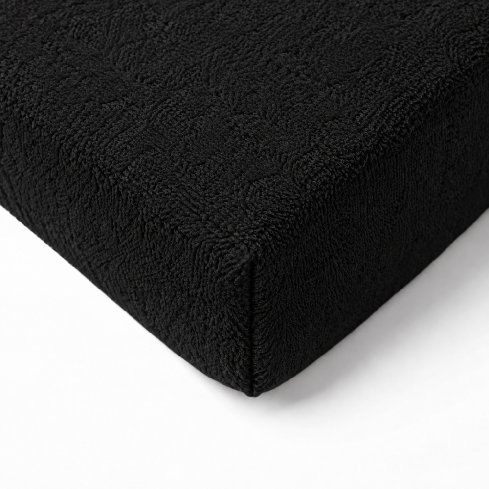 Frotinė paklodė su guma „Black frote“. Paklodės su guma 180x200, 90x200 cm, 140x200 cm, 160x200 cm, 180x200 cm, 200x220 cm. Sodrios juodos spalvos paklodė su guma ir smulkiomis frotė kilpelėmis.