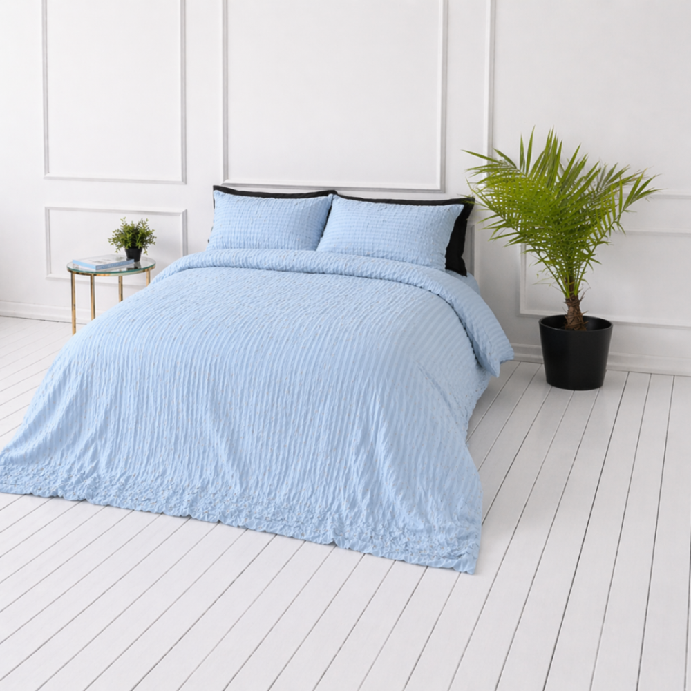 Glamžytos medvilnės patalynės komplektas „Kora Dusty Blue“. Vienspalvė patalynė, 140x200 cm, 150x200 cm, 160x200 cm, 180x200 cm, 200x200 cm, 200x220 cm, 220x240 cm. Pastelinės mėlynos spalvos patalynės komplektas su subtilia tekstūra.