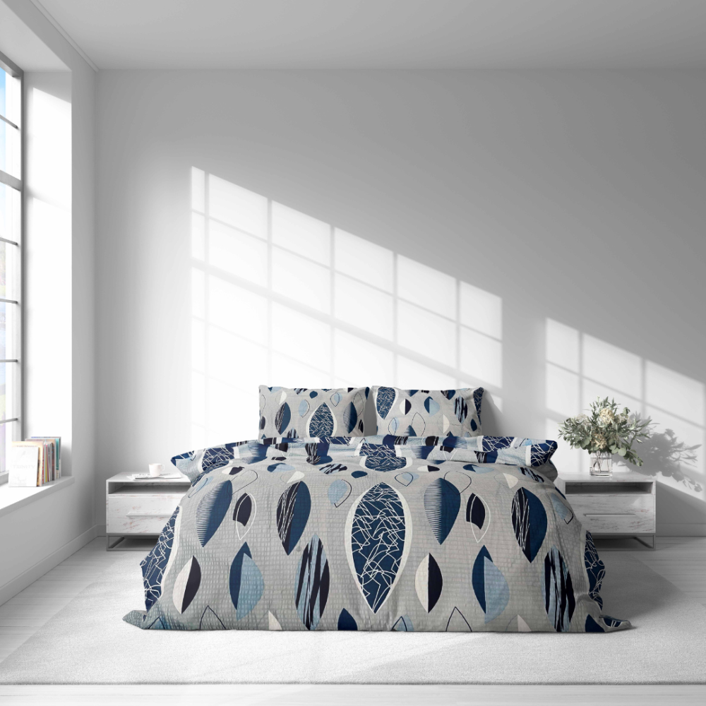 Glamžytos medvilnės patalynės komplektas „Kora Indigo Drift“. Medvilninė patalynė, 140x200 cm, 200x200 cm, 200x220 cm, 220x240 cm. Šviesaus pilko atspalvio patalynė su moderniu lapų raštu mėlynų tonų paletėje.