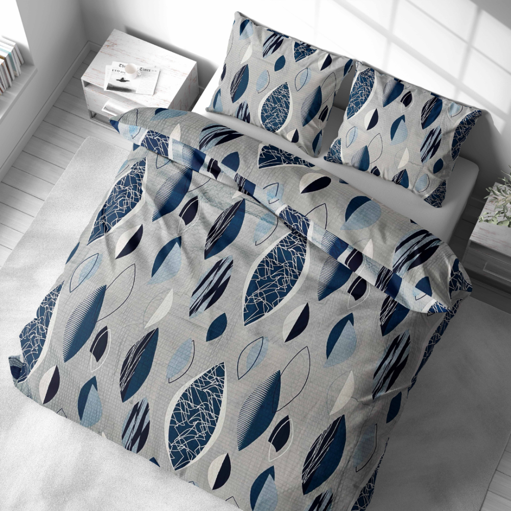 Glamžytos medvilnės patalynės komplektas „Kora Indigo Drift“. Medvilninė patalynė, 140x200 cm, 200x200 cm, 200x220 cm, 220x240 cm. Stilizuoti mėlyni lapai įvairaus intensyvumo ant neutralaus pilko fono patalynės komplekte.
