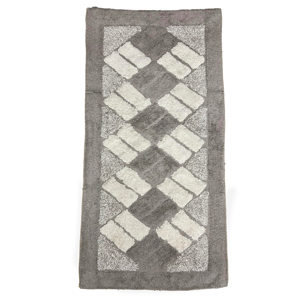 Kilimas „Beige Diamond Mosaic Rug“, 70x140 cm. Stačiakampio formos kilimas su smėlio spalvos fonu ir kreminiais stačiakampiais, išdėstytais rombų raštu. Kilimas „Beige Diamond Mosaic Rug“, 70x140 cm. Stačiakampio formos kilimas su smėlio spalvos fonu ir kreminiais stačiakampiais, išdėstytais rombų raštu.