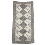 Kilimas „Beige Diamond Mosaic Rug“, 70x140 cm. Stačiakampio formos kilimas su smėlio spalvos fonu ir kreminiais stačiakampiais, išdėstytais rombų raštu. Kilimas „Beige Diamond Mosaic Rug“, 70x140 cm. Stačiakampio formos kilimas su smėlio spalvos fonu ir kreminiais stačiakampiais, išdėstytais rombų raštu.
