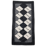 Kilimas „Black Diamond Mosaic Rug“, 70x140 cm. Stačiakampio formos juodas kilimas su kreminėmis stačiakampėmis figūromis, išdėstytomis įstrižai rombų motyvais. Kilimas „Black Diamond Mosaic Rug“, 70x140 cm. Stačiakampio formos juodas kilimas su kreminėmis stačiakampėmis figūromis, išdėstytomis įstrižai rombų motyvais.
