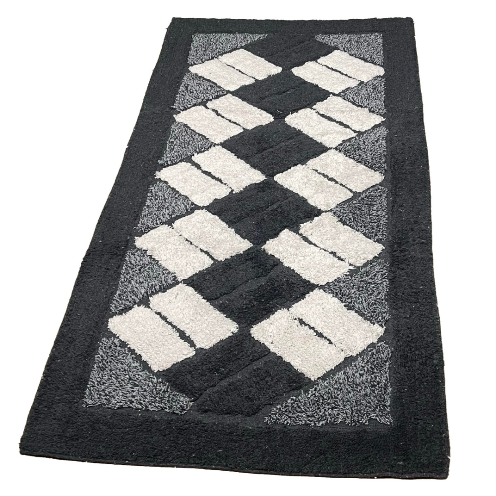 Kilimas „Black Diamond Mosaic Rug“, 70x140 cm. Tamsiai juodas kilimas, dekoruotas šviesaus kreminio atspalvio stačiakampiais, išdėstytais dinamiškomis įstrižomis eilėmis. Kilimas „Black Diamond Mosaic Rug“, 70x140 cm. Tamsiai juodas kilimas, dekoruotas šviesaus kreminio atspalvio stačiakampiais, išdėstytais dinamiškomis įstrižomis eilėmis.
