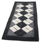 Kilimas „Black Diamond Mosaic Rug“, 70x140 cm. Tamsiai juodas kilimas, dekoruotas šviesaus kreminio atspalvio stačiakampiais, išdėstytais dinamiškomis įstrižomis eilėmis. Kilimas „Black Diamond Mosaic Rug“, 70x140 cm. Tamsiai juodas kilimas, dekoruotas šviesaus kreminio atspalvio stačiakampiais, išdėstytais dinamiškomis įstrižomis eilėmis.