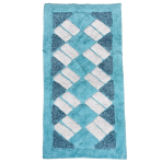 Kilimas „Blue Diamond Mosaic Rug“, 70x140 cm. Stačiakampio formos mėlynas kilimas su baltomis stačiakampėmis figūromis, išdėstytomis įstrižai rombų motyvais. Kilimas „Blue Diamond Mosaic Rug“, 70x140 cm. Stačiakampio formos mėlynas kilimas su baltomis stačiakampėmis figūromis, išdėstytomis įstrižai rombų motyvais.