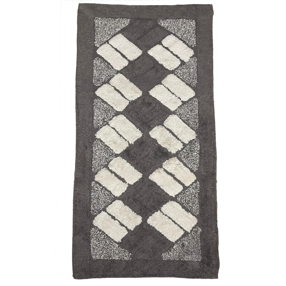 Kilimas „Brown Diamond Mosaic Rug“, 70x140 cm. Stačiakampio formos kilimas su tamsiai rudos spalvos fone ir smėlinės spalvos stačiakampiais, sudarančiais persipinantį rombų raštą. Kilimas „Brown Diamond Mosaic Rug“, 70x140 cm. Stačiakampio formos kilimas su tamsiai rudos spalvos fone ir smėlinės spalvos stačiakampiais, sudarančiais persipinantį rombų raštą.