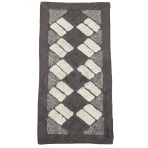 Kilimas „Brown Diamond Mosaic Rug“, 70x140 cm. Stačiakampio formos kilimas su tamsiai rudos spalvos fone ir smėlinės spalvos stačiakampiais, sudarančiais persipinantį rombų raštą. Kilimas „Brown Diamond Mosaic Rug“, 70x140 cm. Stačiakampio formos kilimas su tamsiai rudos spalvos fone ir smėlinės spalvos stačiakampiais, sudarančiais persipinantį rombų raštą.