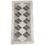Kilimas „Cream Diamond Mosaic Rug“, 70x140 cm. Stačiakampio formos kreminės spalvos kilimas su pilkais stačiakampiais, išdėstytais rombų raštu. Kilimas „Cream Diamond Mosaic Rug“, 70x140 cm. Stačiakampio formos kreminės spalvos kilimas su pilkais stačiakampiais, išdėstytais rombų raštu.