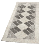 Kilimas „Cream Diamond Mosaic Rug“, 70x140 cm. Kreminis kilimas su tamsesnėmis pilkomis figūromis ir subtiliais trikampiais kampuose. Kilimas „Cream Diamond Mosaic Rug“, 70x140 cm. Kreminis kilimas su tamsesnėmis pilkomis figūromis ir subtiliais trikampiais kampuose.