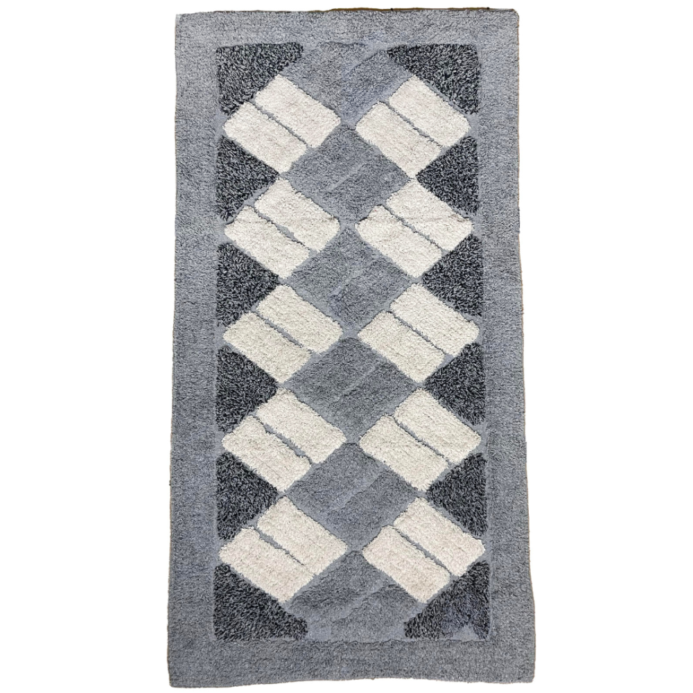 Kilimas „Grey Diamond Mosaic Rug“, 70x140 cm. Stačiakampio formos pilkas kilimas su kreminiais stačiakampiais, išdėstytais įstrižais rombų motyvais. Kilimas „Grey Diamond Mosaic Rug“, 70x140 cm. Stačiakampio formos pilkas kilimas su kreminiais stačiakampiais, išdėstytais įstrižais rombų motyvais.