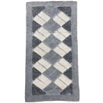 Kilimas „Grey Diamond Mosaic Rug“, 70x140 cm. Stačiakampio formos pilkas kilimas su kreminiais stačiakampiais, išdėstytais įstrižais rombų motyvais. Kilimas „Grey Diamond Mosaic Rug“, 70x140 cm. Stačiakampio formos pilkas kilimas su kreminiais stačiakampiais, išdėstytais įstrižais rombų motyvais.
