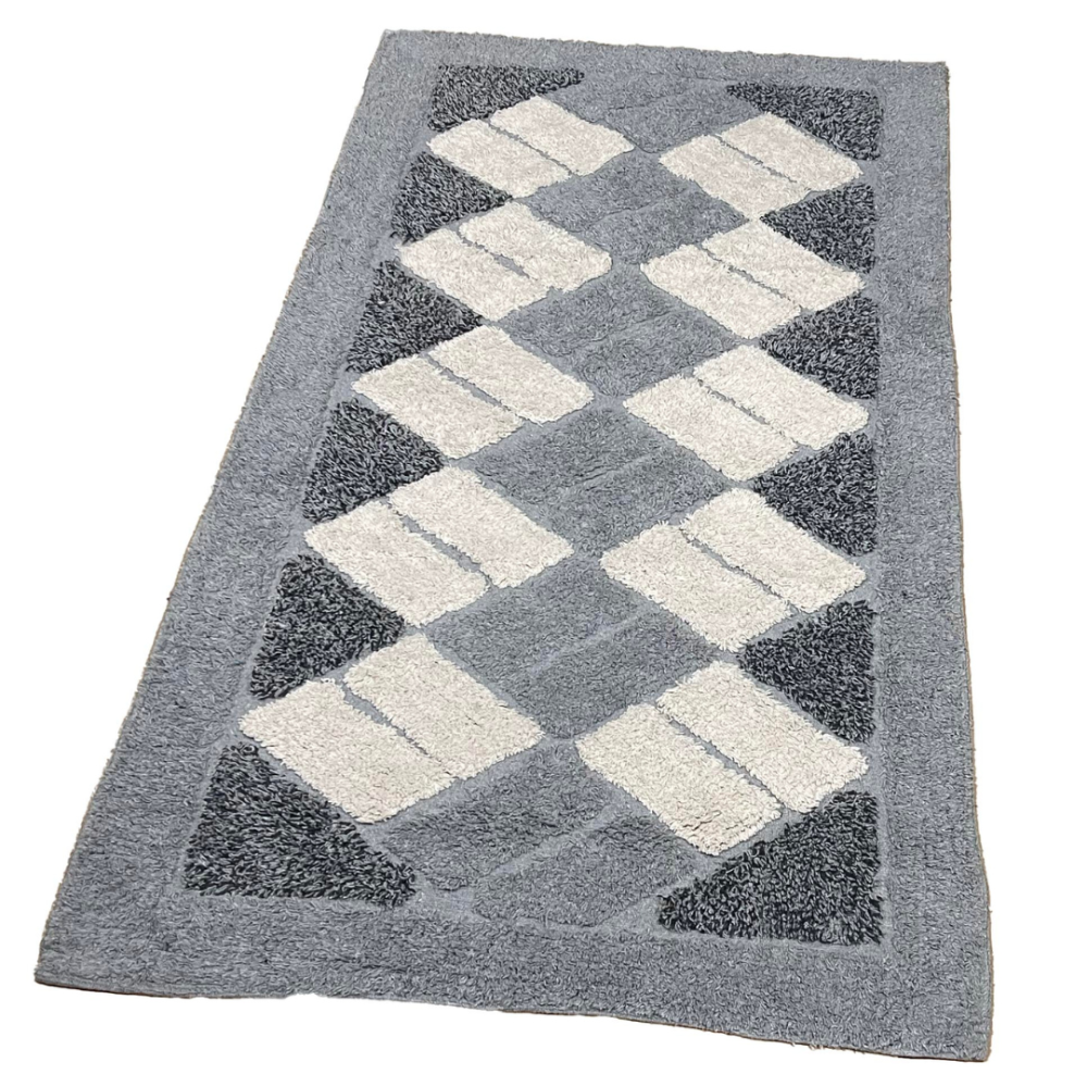 Kilimas „Grey Diamond Mosaic Rug“, 70x140 cm. Pilkas kilimas, dekoruotas kreminės spalvos stačiakampiais ir tamsesniais pilkais trikampiais kampuose. Kilimas „Grey Diamond Mosaic Rug“, 70x140 cm. Pilkas kilimas, dekoruotas kreminės spalvos stačiakampiais ir tamsesniais pilkais trikampiais kampuose.