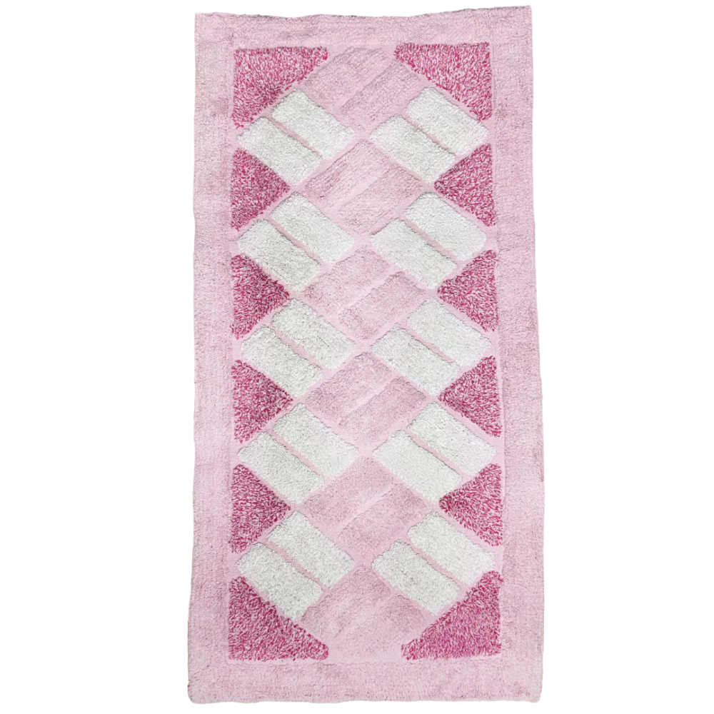 Kilimas „Rose Diamond Mosaic Rug“, 70x140 cm. Stačiakampio formos rožinis kilimas su centriniu ornamentu iš susipinančių šviesiai rožinių ir baltų stačiakampių, apsuptas sodrios rožinės apvados. Kilimas „Rose Diamond Mosaic Rug“, 70x140 cm. Stačiakampio formos rožinis kilimas su centriniu ornamentu iš susipinančių šviesiai rožinių ir baltų stačiakampių, apsuptas sodrios rožinės apvados.