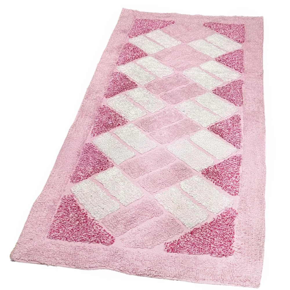 Kilimas „Rose Diamond Mosaic Rug“, 70x140 cm. Vientisas rožinis kilimas, dekoruotas įstrižai išdėstytais baltais ir sodriai rožiniais stačiakampiais, sudarančiais dinamišką raštą. Kilimas „Rose Diamond Mosaic Rug“, 70x140 cm. Vientisas rožinis kilimas, dekoruotas įstrižai išdėstytais baltais ir sodriai rožiniais stačiakampiais, sudarančiais dinamišką raštą.