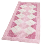 Kilimas „Rose Diamond Mosaic Rug“, 70x140 cm. Vientisas rožinis kilimas, dekoruotas įstrižai išdėstytais baltais ir sodriai rožiniais stačiakampiais, sudarančiais dinamišką raštą. Kilimas „Rose Diamond Mosaic Rug“, 70x140 cm. Vientisas rožinis kilimas, dekoruotas įstrižai išdėstytais baltais ir sodriai rožiniais stačiakampiais, sudarančiais dinamišką raštą.