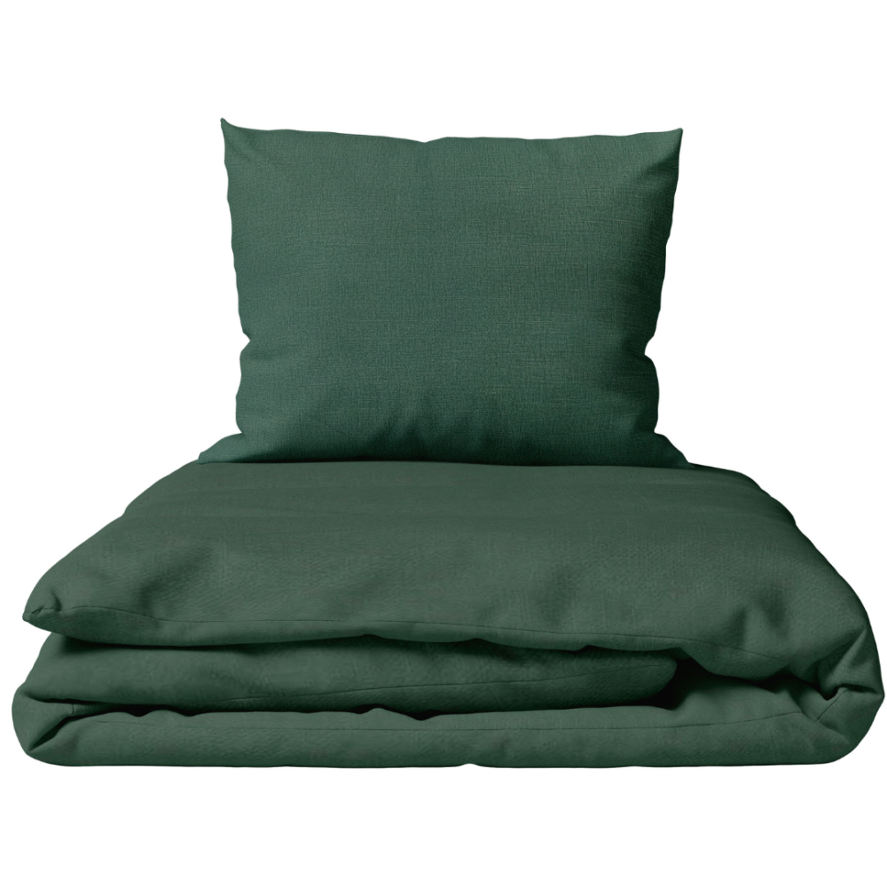 Lininė patalynė „Linen Dark Green“. Lininė patalynė, 140x200 cm, 200x200 cm, 200x220 cm, 220x240 cm. Lova užklota tamsiai žalia lino patalyne su dviem pagalvėmis šviesiame interjere.