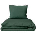 Lininė patalynė „Linen Dark Green“. Lininė patalynė, 140x200 cm, 200x200 cm, 200x220 cm, 220x240 cm. Lova užklota tamsiai žalia lino patalyne su dviem pagalvėmis šviesiame interjere.