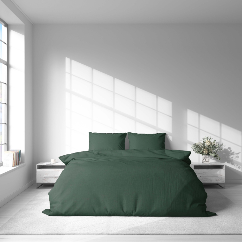 Lininė patalynė „Linen Dark Green“. Lininė patalynė, 140x200 cm, 200x200 cm, 200x220 cm, 220x240 cm. Miegamojo vaizdas iš kampo: tamsiai žalia lino antklodė ir pagalvės.