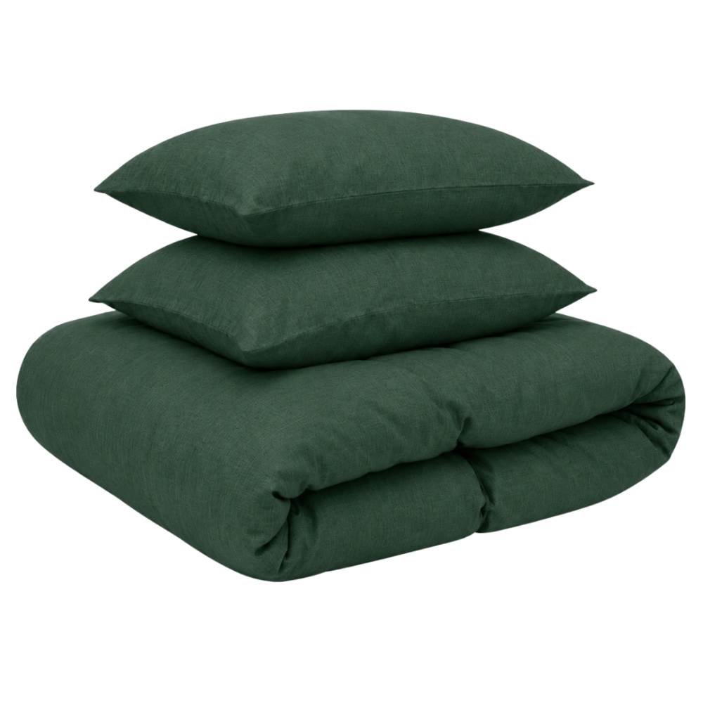 Lininė patalynė „Linen Dark Green“. Patalynės komplektai 150x200, 140x200 cm, 150x200 cm, 160x200 cm, 180x200 cm, 200x200 cm, 200x220 cm, 220x240 cm. Lova užklota tamsiai žalia lino patalyne su dviem pagalvėmis šviesiame interjere. Lininė patalynė „Linen Dark Green“. Patalynės komplektai 150x200, 140x200 cm, 150x200 cm, 160x200 cm, 180x200 cm, 200x200 cm, 200x220 cm, 220x240 cm. Lova užklota tamsiai žalia lino patalyne su dviem pagalvėmis šviesiame interjere.