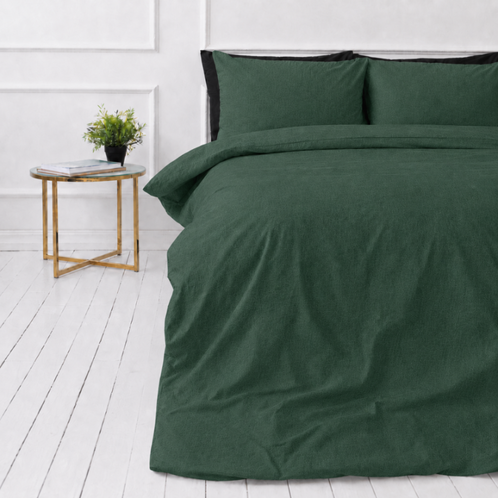 Lininė patalynė „Linen Dark Green“. Patalynės komplektai 150x200, 140x200 cm, 150x200 cm, 160x200 cm, 180x200 cm, 200x200 cm, 200x220 cm, 220x240 cm. Tamsiai žalias lininis patalynės komplektas ant baltų grindų su naktiniu staliuku ir vazonu. Lininė patalynė „Linen Dark Green“. Patalynės komplektai 150x200, 140x200 cm, 150x200 cm, 160x200 cm, 180x200 cm, 200x200 cm, 200x220 cm, 220x240 cm. Tamsiai žalias lininis patalynės komplektas ant baltų grindų su naktiniu staliuku ir vazonu.