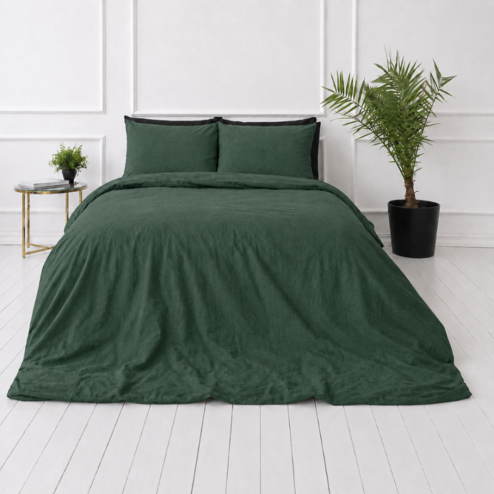 Lininė patalynė „Linen Dark Green“. Patalynės komplektai 150x200, 140x200 cm, 150x200 cm, 160x200 cm, 180x200 cm, 200x200 cm, 200x220 cm, 220x240 cm. Miegamojo vaizdas iš kampo: tamsiai žalia lino antklodė ir pagalvės. Lininė patalynė „Linen Dark Green“. Patalynės komplektai 150x200, 140x200 cm, 150x200 cm, 160x200 cm, 180x200 cm, 200x200 cm, 200x220 cm, 220x240 cm. Miegamojo vaizdas iš kampo: tamsiai žalia lino antklodė ir pagalvės.