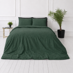 Lininė patalynė „Linen Dark Green“. Patalynės komplektai 150x200, 140x200 cm, 150x200 cm, 160x200 cm, 180x200 cm, 200x200 cm, 200x220 cm, 220x240 cm. Miegamojo vaizdas iš kampo: tamsiai žalia lino antklodė ir pagalvės. Lininė patalynė „Linen Dark Green“. Patalynės komplektai 150x200, 140x200 cm, 150x200 cm, 160x200 cm, 180x200 cm, 200x200 cm, 200x220 cm, 220x240 cm. Miegamojo vaizdas iš kampo: tamsiai žalia lino antklodė ir pagalvės.