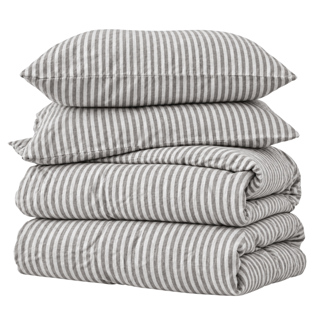 Lininė patalynė „Linen Grey Stripes“. Patalynės komplektai 150x200, 140x200 cm, 150x200 cm, 160x200 cm, 180x200 cm, 200x200 cm, 200x220 cm, 220x240 cm. Pilkai baltas patalynės komplektas su smulkiomis vertikaliomis juostelėmis. Lininė patalynė „Linen Grey Stripes“. Patalynės komplektai 150x200, 140x200 cm, 150x200 cm, 160x200 cm, 180x200 cm, 200x200 cm, 200x220 cm, 220x240 cm. Pilkai baltas patalynės komplektas su smulkiomis vertikaliomis juostelėmis.