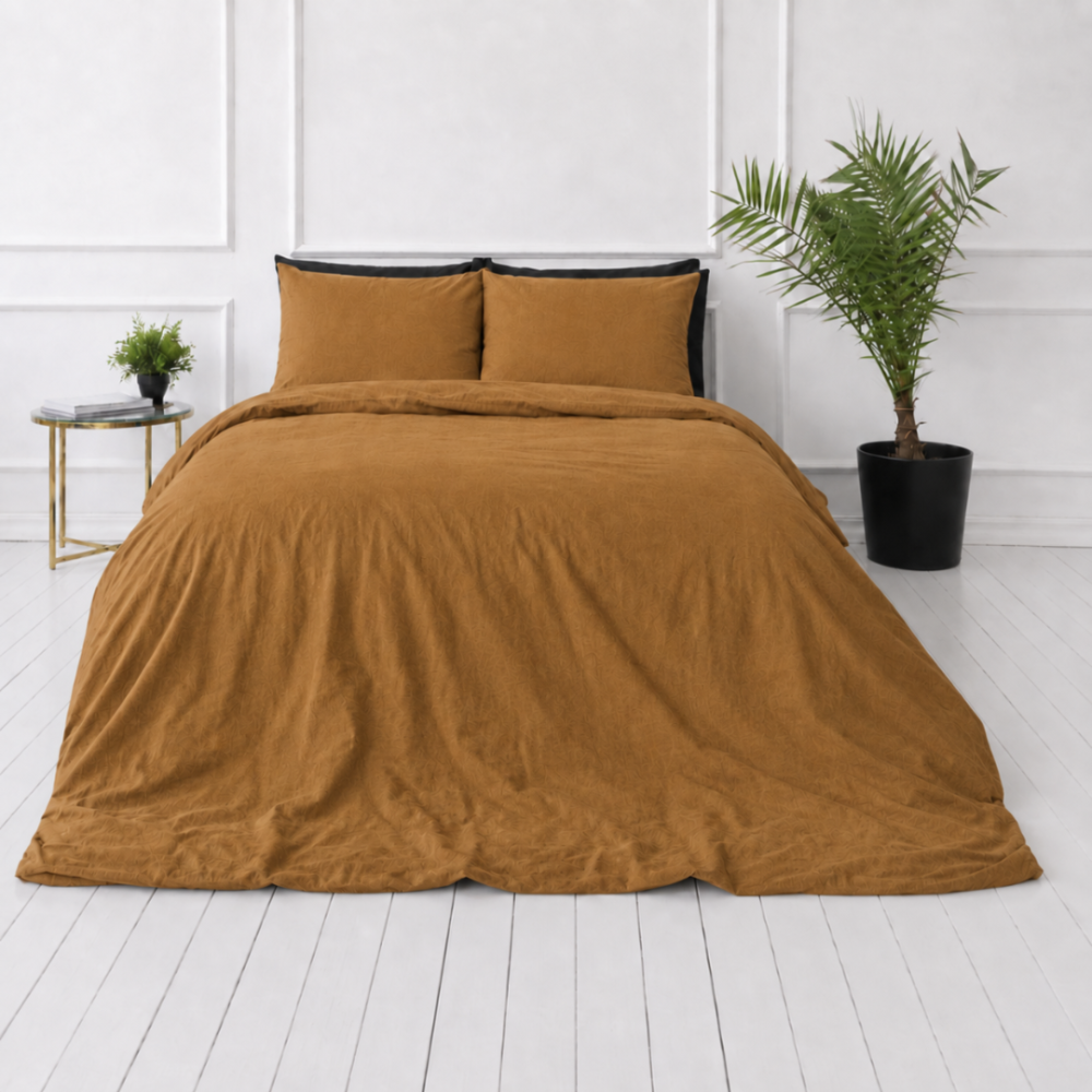 Lininė patalynė „Linen Mustard“. Patalynės komplektai 150x200, 140x200 cm, 150x200 cm, 160x200 cm, 180x200 cm, 200x200 cm, 200x220 cm, 220x240 cm. Auksinio rudo atspalvio patalynės komplektas su švelniu tekstūriniu raštu.