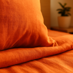 Lininė patalynė „Linen Orange“. Lininė patalynė, 140x200 cm, 200x200 cm, 200x220 cm, 220x240 cm. Švelni lino struktūra ryškiai oranžiniame patalynės komplekte.