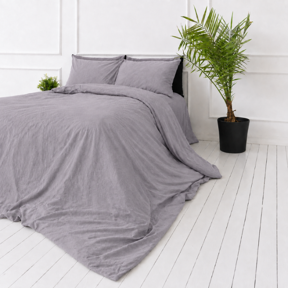 Lininė patalynė „Linen Pearl“. Patalynės komplektai 150x200, 140x200 cm, 150x200 cm, 160x200 cm, 180x200 cm, 200x200 cm, 200x220 cm, 220x240 cm. Švelniai pilkas levandų atspalvio patalynės komplektas rafinuoto dizaino. Lininė patalynė „Linen Pearl“. Patalynės komplektai 150x200, 140x200 cm, 150x200 cm, 160x200 cm, 180x200 cm, 200x200 cm, 200x220 cm, 220x240 cm. Švelniai pilkas levandų atspalvio patalynės komplektas rafinuoto dizaino.