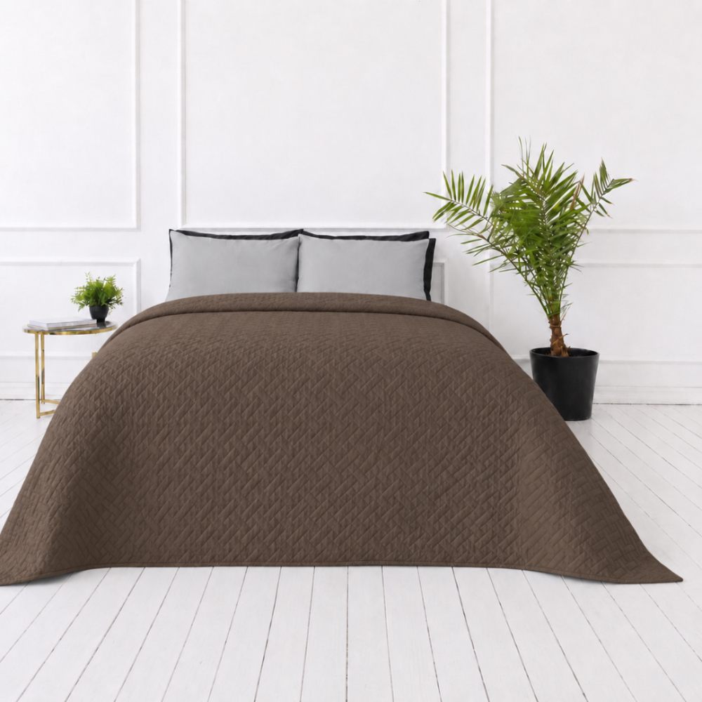 Lovatiesė „Bedspread Brunette“. Pledai, 210x240 cm. Šokoladinio rudo atspalvio lovatiesė su subtiliu geometriniu reljefu Lovatiesė „Bedspread Brunette“. Pledai, 210x240 cm. Šokoladinio rudo atspalvio lovatiesė su subtiliu geometriniu reljefu