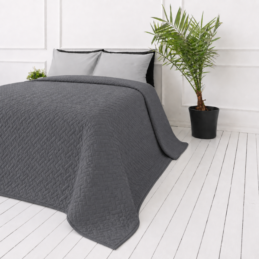 Lovatiesė „Bedspread Graphite“. Pledai, 210x240 cm. Grafito spalvos lovatiesė su tankiu pasikartojančiu pintu raštu Lovatiesė „Bedspread Graphite“. Pledai, 210x240 cm. Grafito spalvos lovatiesė su tankiu pasikartojančiu pintu raštu