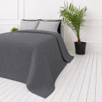 Lovatiesė „Bedspread Graphite“. Pledai, 210x240 cm. Grafito spalvos lovatiesė su tankiu pasikartojančiu pintu raštu Lovatiesė „Bedspread Graphite“. Pledai, 210x240 cm. Grafito spalvos lovatiesė su tankiu pasikartojančiu pintu raštu