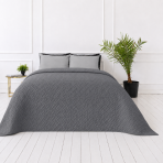 Lovatiesė „Bedspread Graphite“. Pledai, 210x240 cm. Tamsiai pilka lovatiesė su subtilia reljefine geometrine tekstūra Lovatiesė „Bedspread Graphite“. Pledai, 210x240 cm. Tamsiai pilka lovatiesė su subtilia reljefine geometrine tekstūra