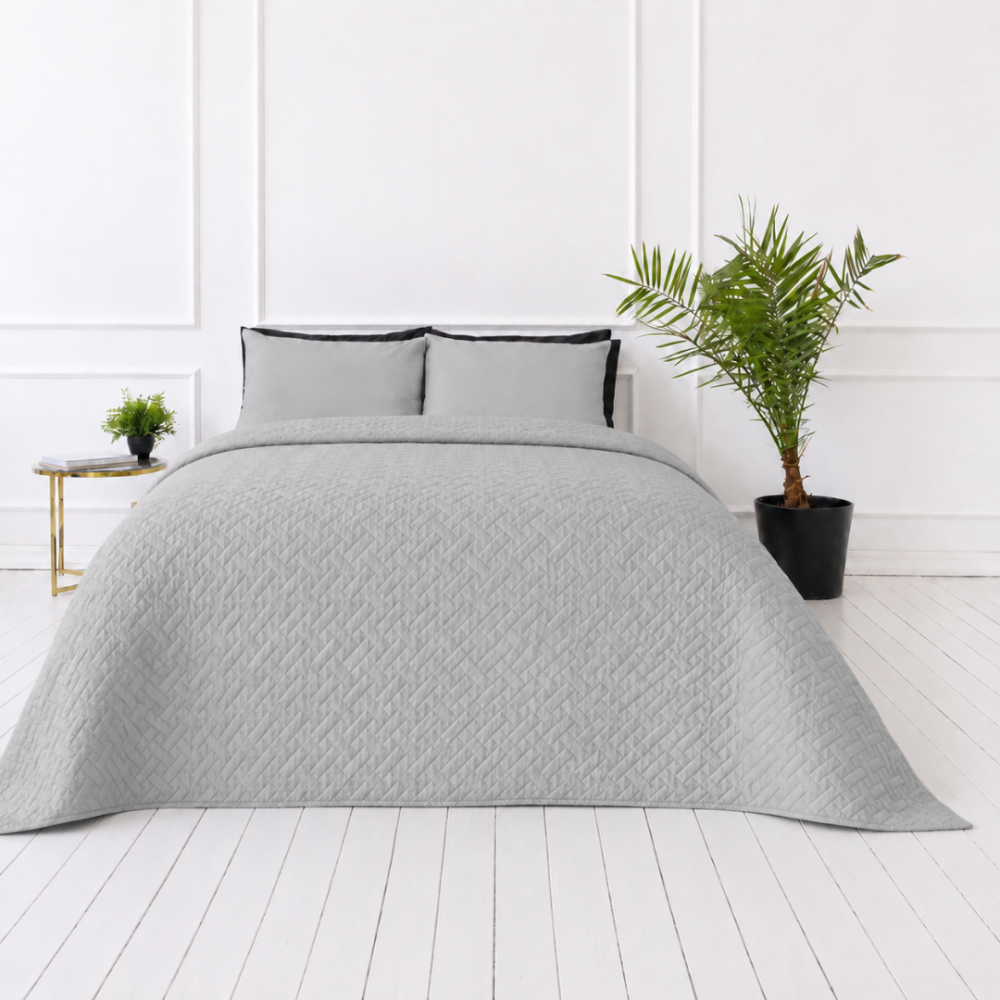 Lovatiesė „Bedspread Harbor“. Pledai, 210x240 cm. Šviesiai pilka lovatiesė su subtilia reljefine geometrine tekstūra