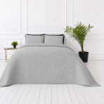 Lovatiesė „Bedspread Harbor“. Pledai, 210x240 cm. Šviesiai pilka lovatiesė su subtilia reljefine geometrine tekstūra