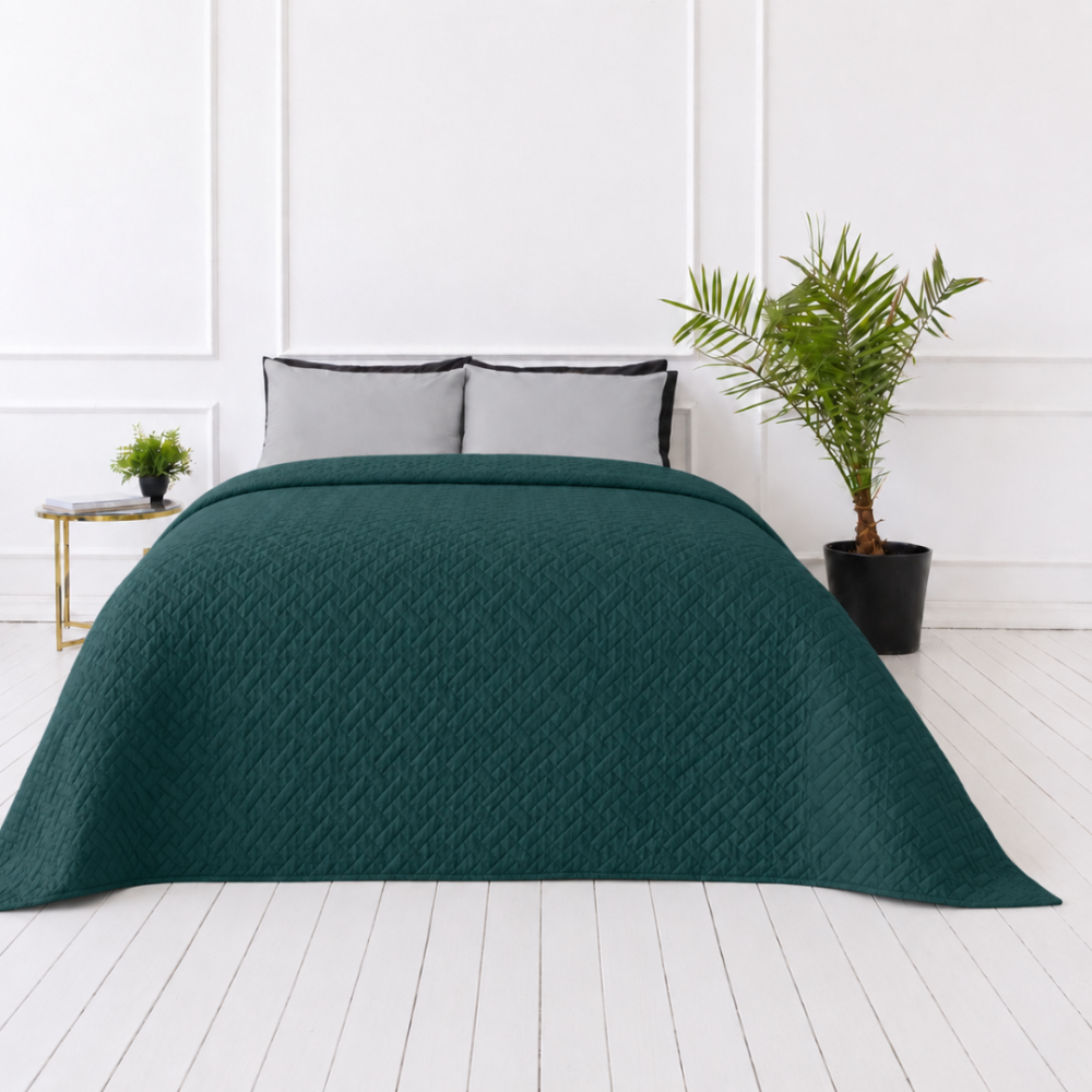 Lovatiesė „Bedspread Juniper“. Pledai, 210x240 cm. Sodriai žalia lovatiesė su subtilia reljefine geometrine tekstūra