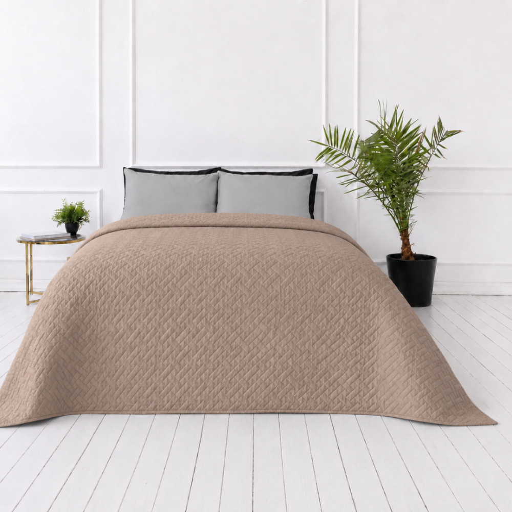 Lovatiesė „Bedspread Latte“. Pledai, 210x240 cm. Šviesiai rusva lovatiesė su subtilia reljefine geometrine tekstūra Lovatiesė „Bedspread Latte“. Pledai, 210x240 cm. Šviesiai rusva lovatiesė su subtilia reljefine geometrine tekstūra