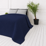 Lovatiesė „Bedspread Navy“. Pledai, 210x240 cm. Sodrios mėlynos spalvos lovatiesė su pasikartojančia pintos struktūros tekstūra Lovatiesė „Bedspread Navy“. Pledai, 210x240 cm. Sodrios mėlynos spalvos lovatiesė su pasikartojančia pintos struktūros tekstūra